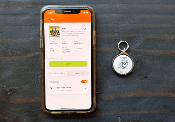 Escanea el código QR de la placa